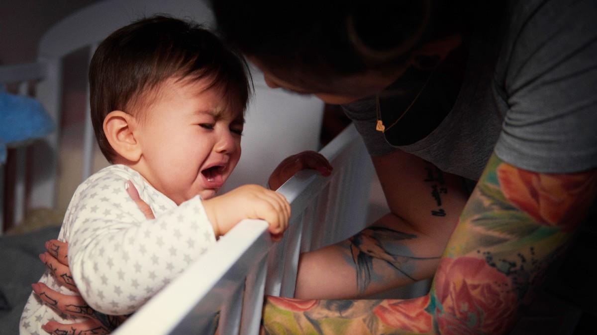 «Ελεγχόμενο κλάμα»: μια μέθοδος εκπαίδευσης ύπνου για γονείς που αντέχουν