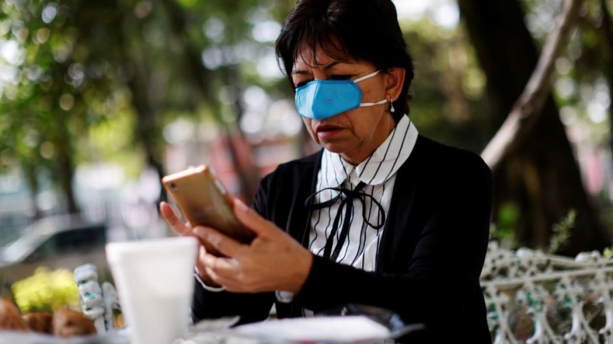 «Μίνι μάσκα»: η πρωτότυπη ιδέα που μας προστατεύει από τον κορονοϊό ενώ τρώμε