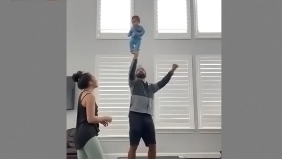 Μπαμπάς πετάει το 4 μηνών μωρό του στον αέρα κι έπειτα προσγειώνεται στην χούφτα του