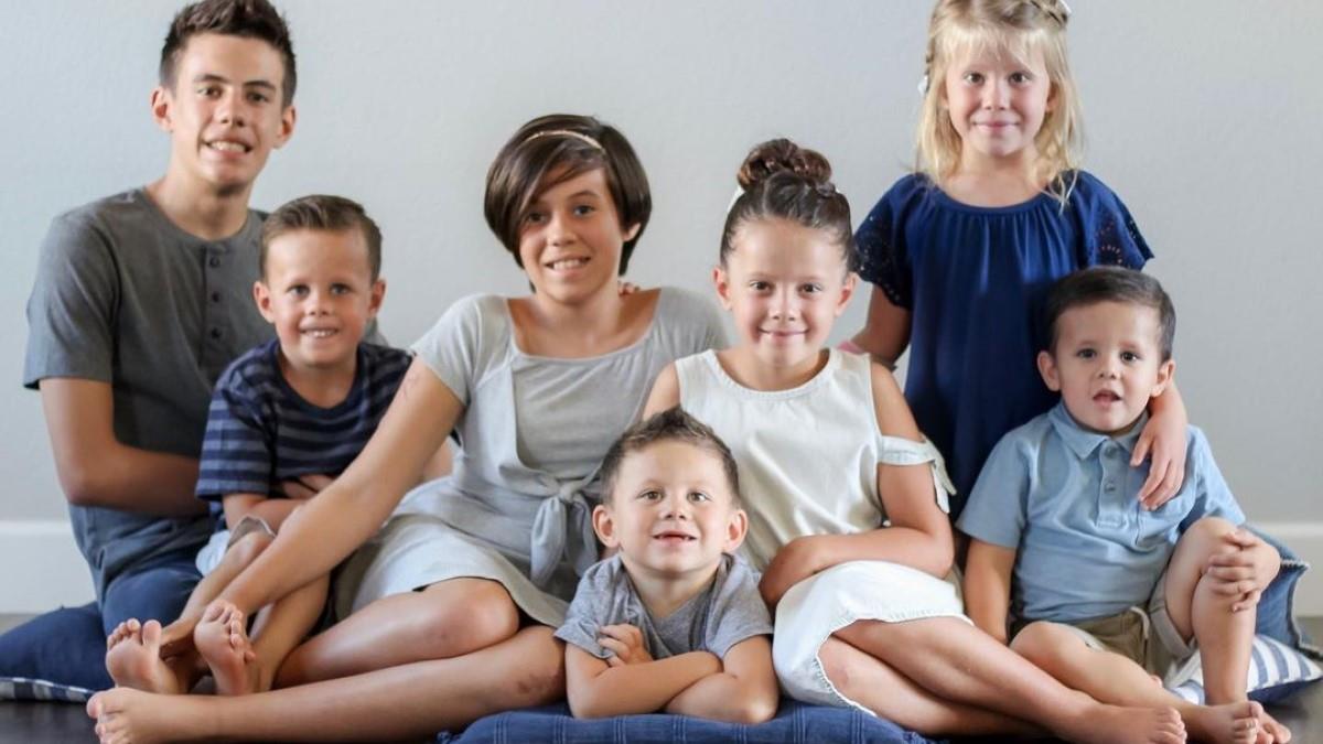 Γονείς με 5 παιδιά υιοθέτησαν 7 αδέλφια που έμειναν ορφανά
