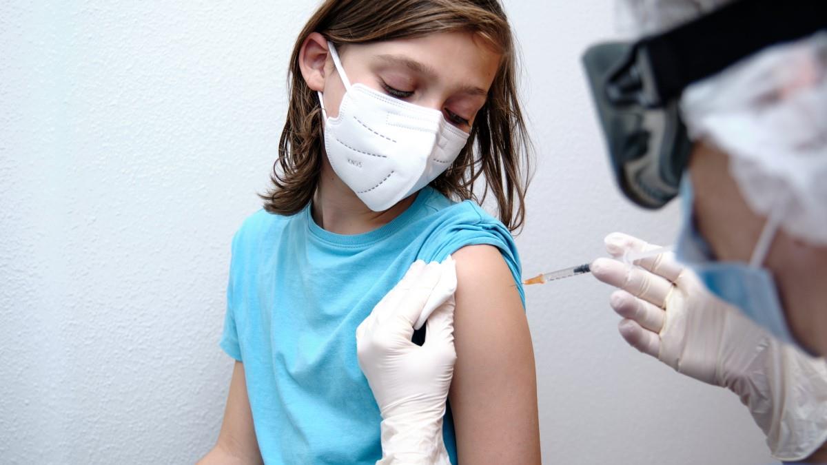 Μόσιαλος: Πρέπει να εμβολιαστούν και τα παιδιά κατά του κορονοϊού
