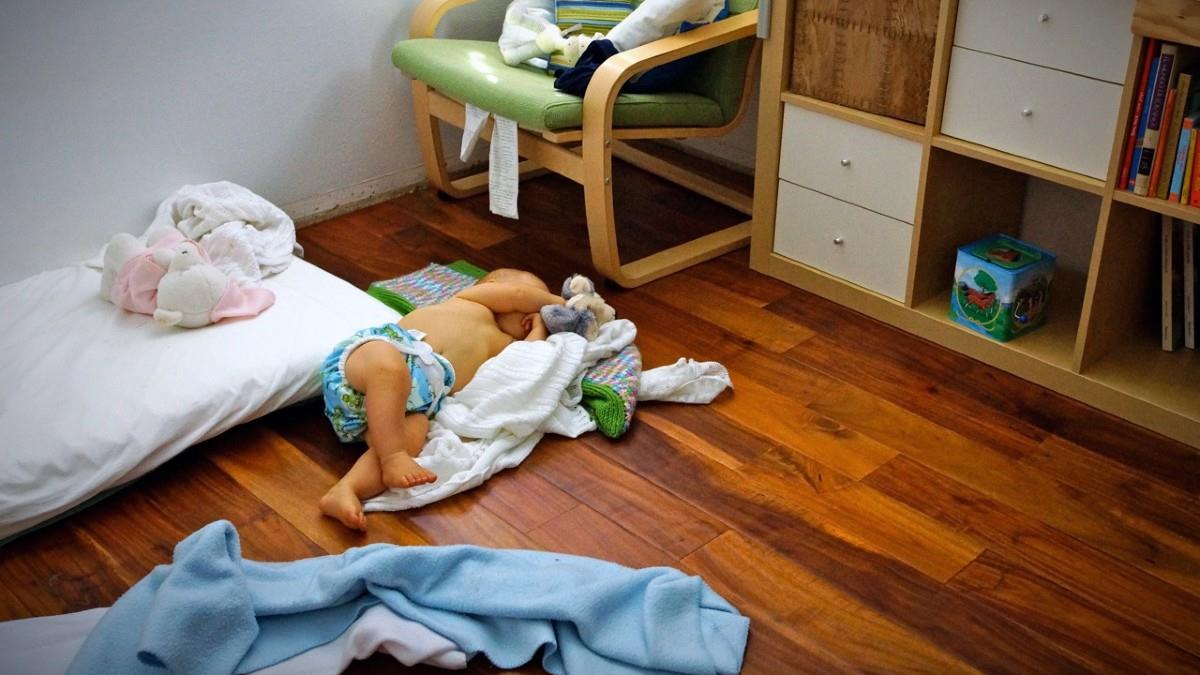 Μαμά κοιμίζει το 8 μηνών μωρό της σε στρώμα στο πάτωμα για να γίνει ανεξάρτητο