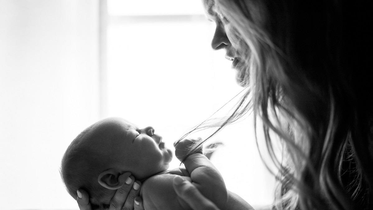 «Η μητρότητα είναι υπέροχη αλλά δυσκολεύομαι να με αγαπήσω από τότε που γέννησα»