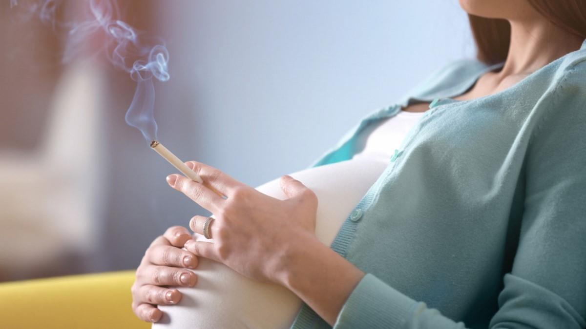 Μαμά κάπνιζε 10 τσιγάρα τη μέρα ενώ ήταν έγκυος και κόντεψε να χάσει το παιδί της