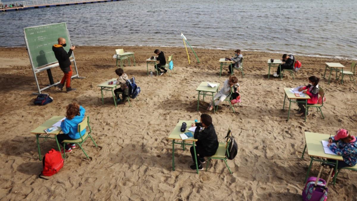 Μετέφεραν το σχολείο στην παραλία και τα παιδιά κάνουν μάθημα στον καθαρό αέρα