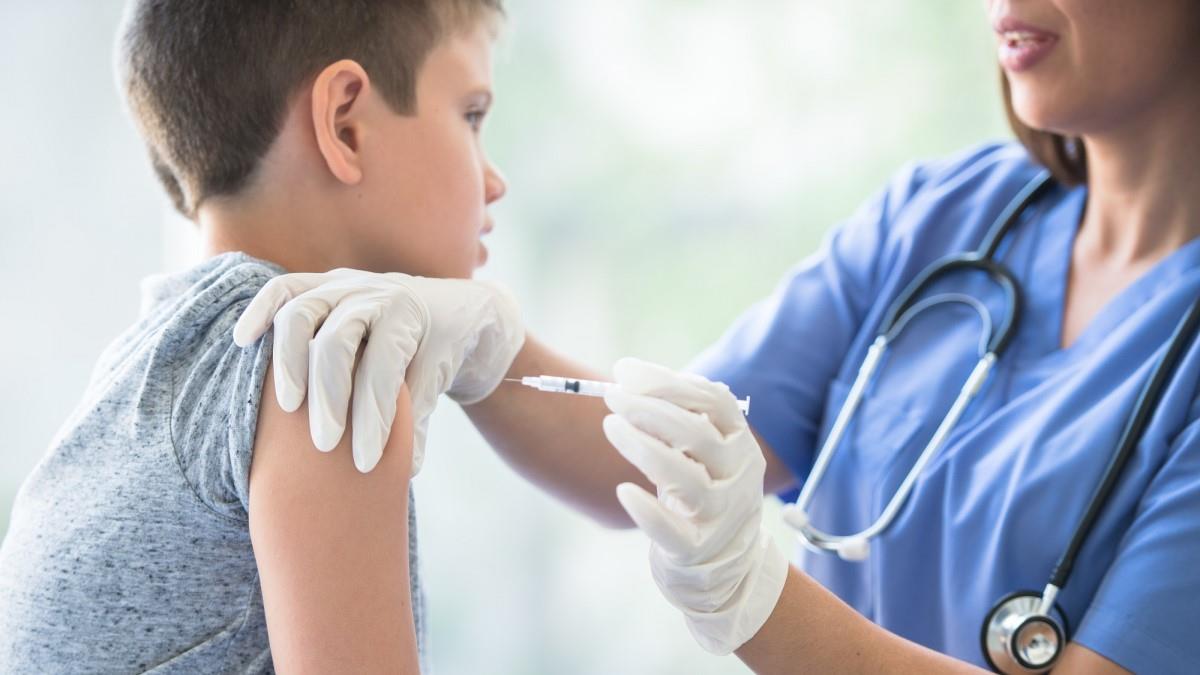 Νέα σχολική χρονιά: σχέδιο να εμβολιάζονται προαιρετικά οι μαθητές από 12 ετών