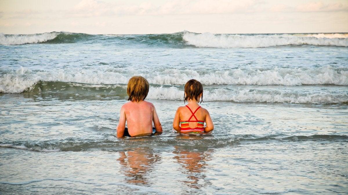 9 πολύτιμες συμβουλές για να μην κινδυνεύσουν τα παιδιά από πνιγμό στη θάλασσα