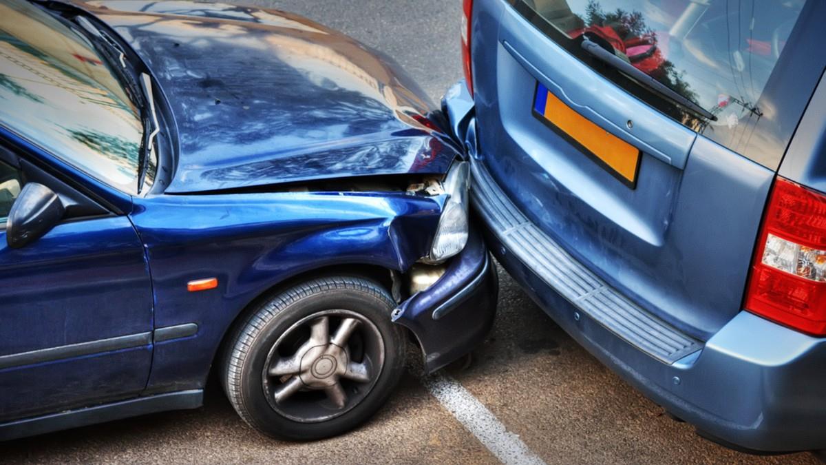 Ανήλικοι οδηγοί έσπειραν τον πανικό έξω από δημοτικό σχολείο – τραυματίστηκε γονιός