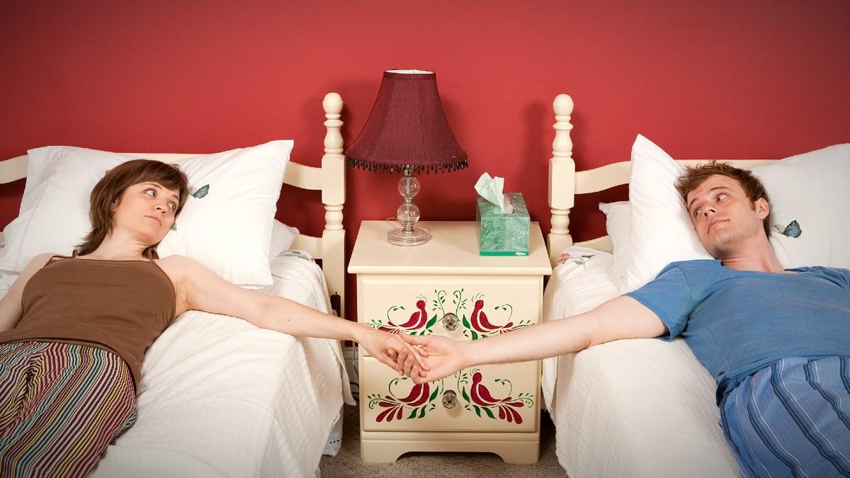 Sleep divorce: θα κοιμόσασταν χώρια για να δυναμώσετε τη σχέση σας;