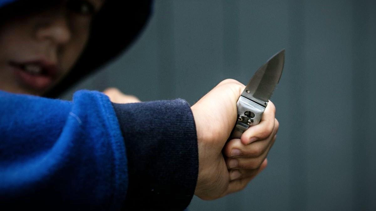 Άλιμος: ομάδα ανηλίκων μαχαίρωσε 14χρονο στα πλευρά για ένα κινητό