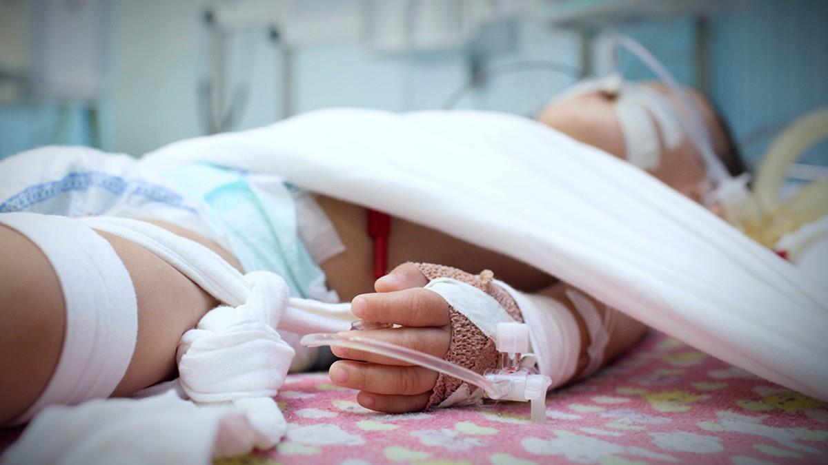 Αλεξανδρούπολη: 2χρονη έπεσε από τον 4ο όροφο - αγωνία για τη ζωή της