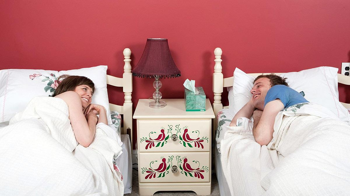 «Κοιμόμαστε χώρια ξυπνάμε αγαπημένοι»: 4 ζευγάρια υπερασπίζονται την επιλογή τους