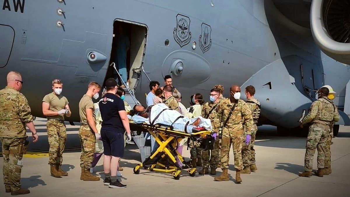 Αφγανή γέννησε σε αεροσκάφος εκκένωσης μετά από επιπλοκή την ώρα της πτήσης