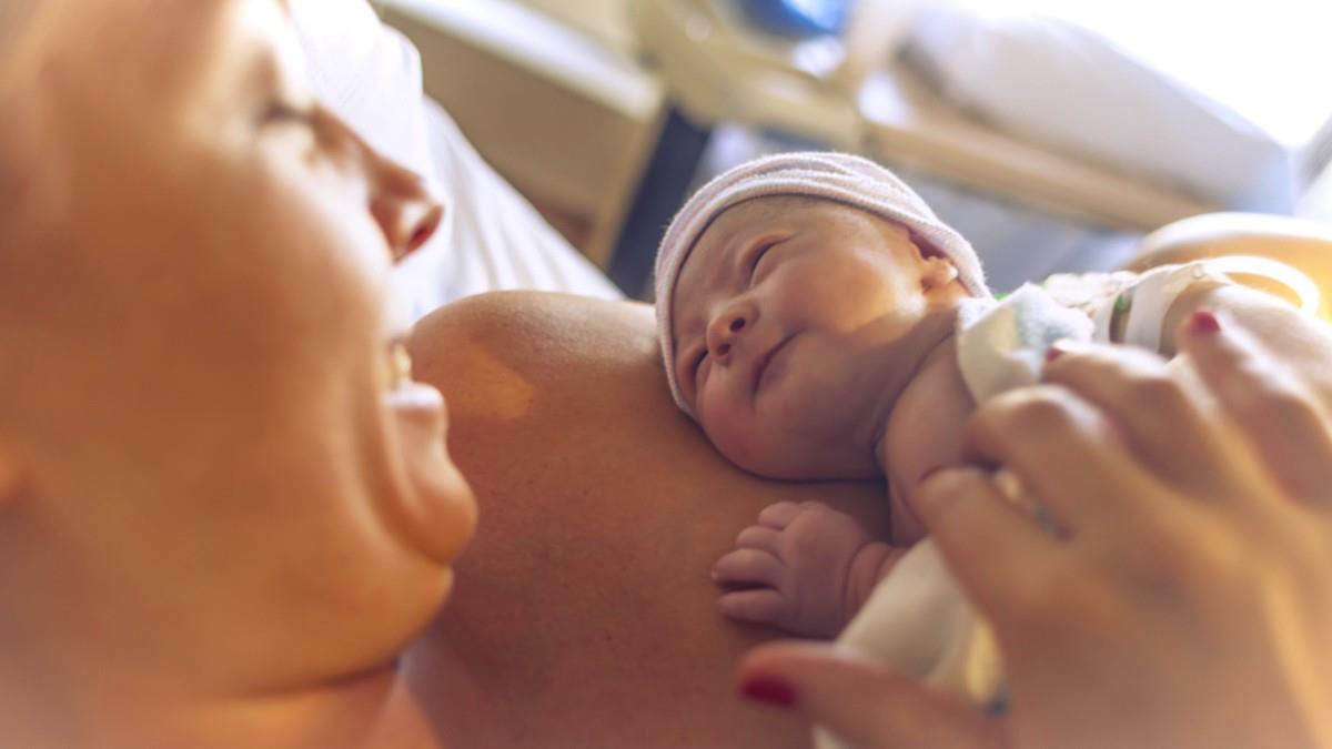 Παιδίατρος: το νεογέννητο δεν πρέπει να απομακρύνεται απ’ τη μαμά χωρίς λόγο