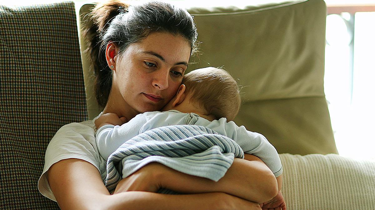 «Το να μεγαλώνεις παιδιά είναι εξαντλητικό»: η δύσκολη πλευρά της μητρότητας