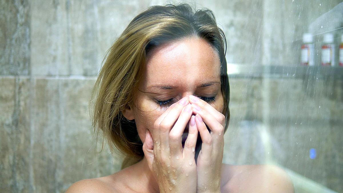 Στη μαμά που κρύβεται στο μπάνιο για να κλάψει: δεν είσαι μόνη