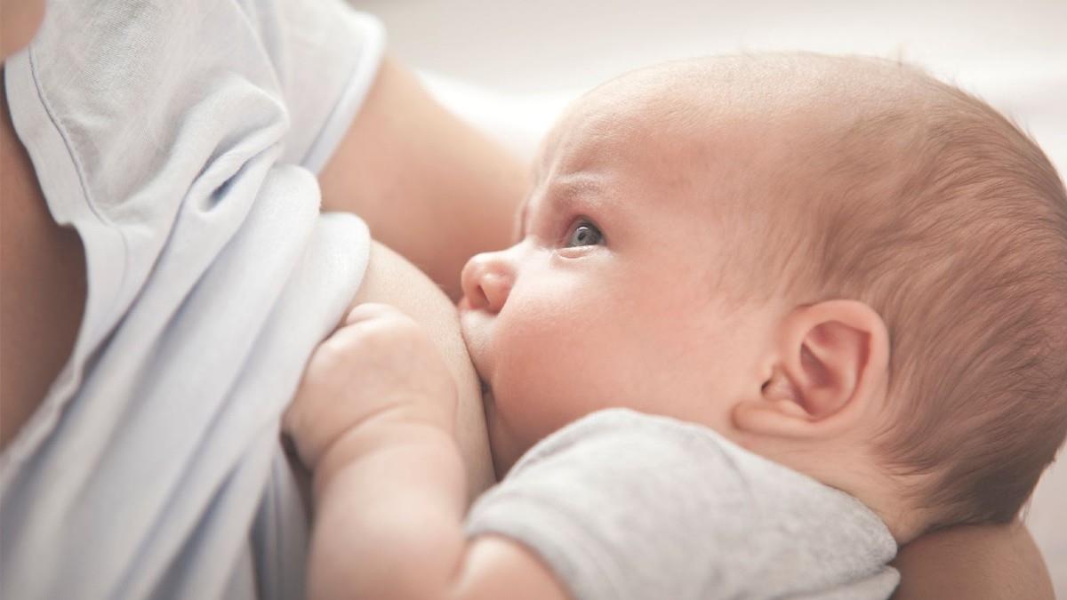 Παιδίατρος: Ο θηλασμός να μη γίνεται πρόφαση για να αμελούμε την υγεία μας