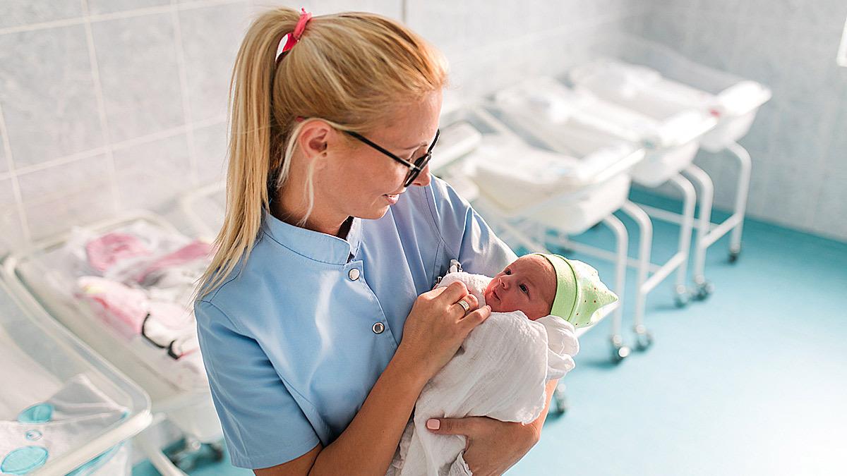 Νοσηλεύτρια θα υιοθετήσει μωράκι που εγκατέλειψε η μαμά του αμέσως μετά τη γέννα