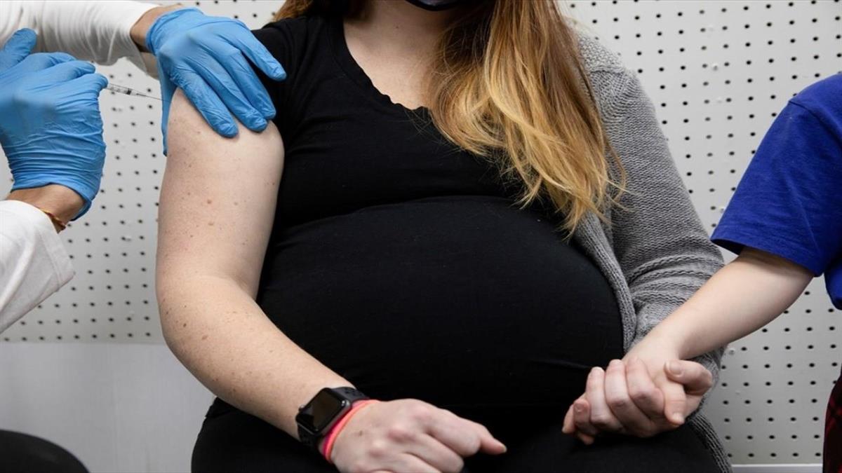 Μόσιαλος: Οι έγκυες και οι θηλάζουσες μπορούν να εμβολιαστούν άφοβα