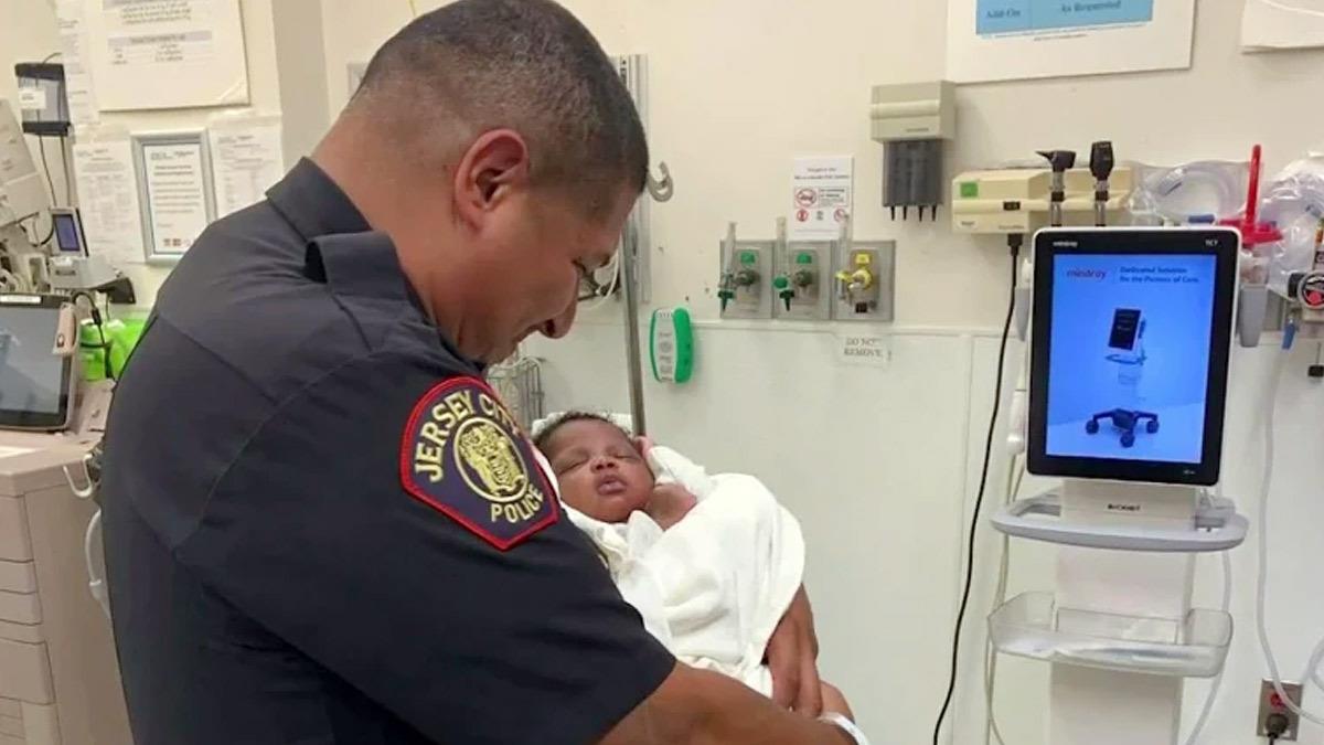 Άντρας έριξε μωρό από τον 2ο όροφο - το έπιασε στον αέρα αστυνομικός!