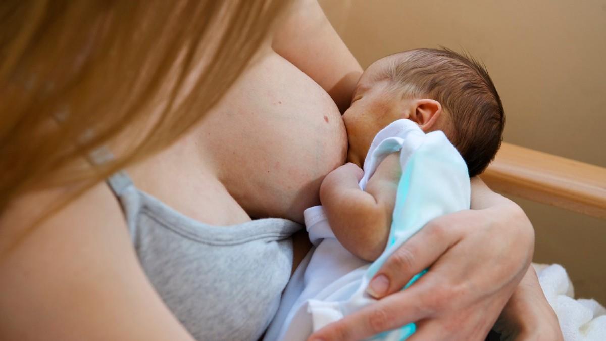 Κορονοϊός: Τα αντισώματα μένουν στο μητρικό γάλα έως και 10 μήνες μετά τη νόσηση