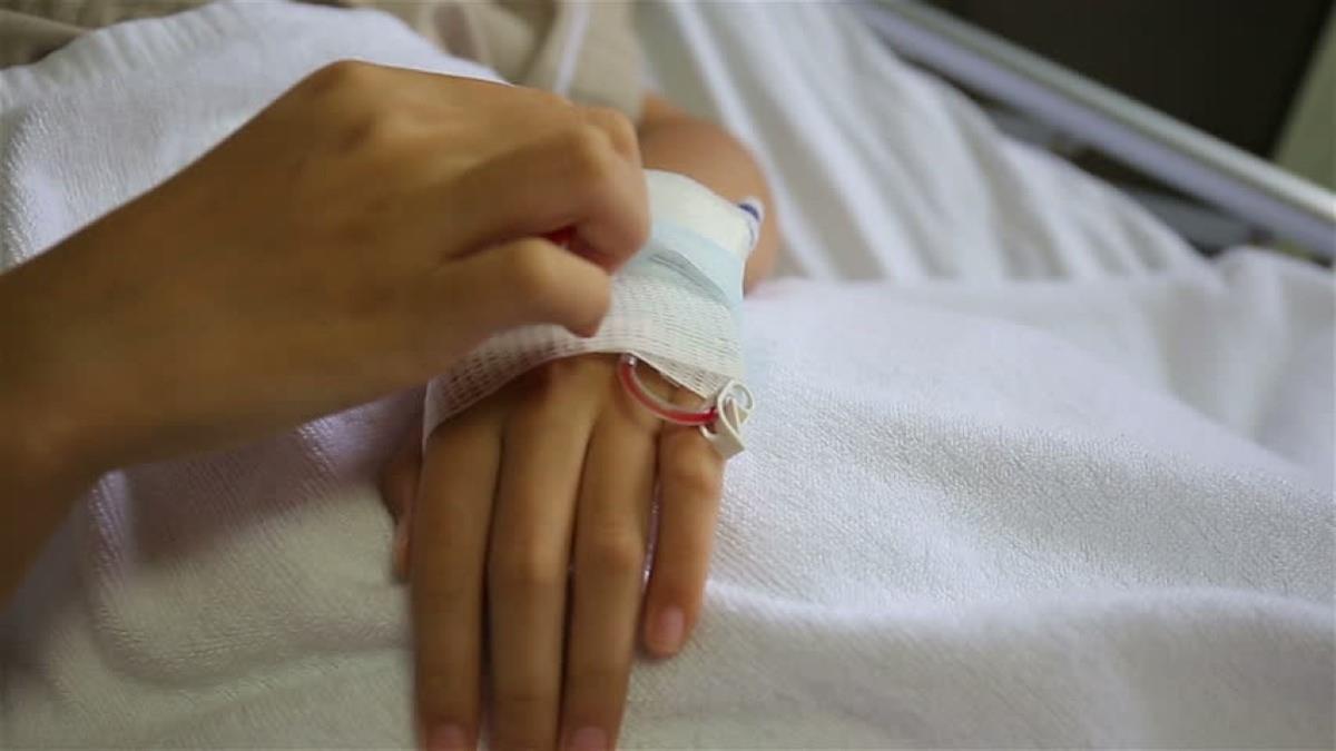 Κορονοϊός: έφηβη νοσηλεύεται με εντολή εισαγγελέα - έλεγαν όχι οι αρνητές γονείς