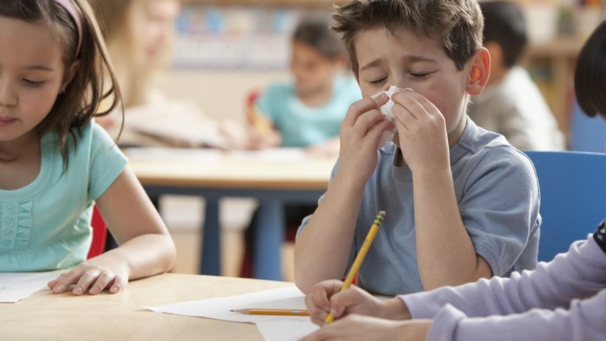 Παιδίατρος: μη στέλνετε τα άρρωστα παιδιά σχολείο όταν έχουν ακόμα συμπτώματα