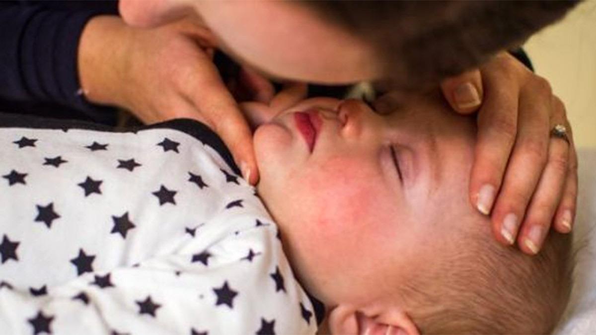 Μαμά κράτησε το μωρό της στη ζωή με τεχνητή αναπνοή μέχρι να έρθει βοήθεια