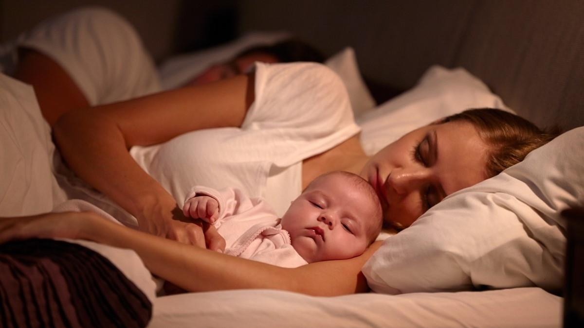 «Επιτρέπεται να κοιμόμαστε αγκαλιά με ένα νεογέννητο;»: ένας παιδίατρος απαντά