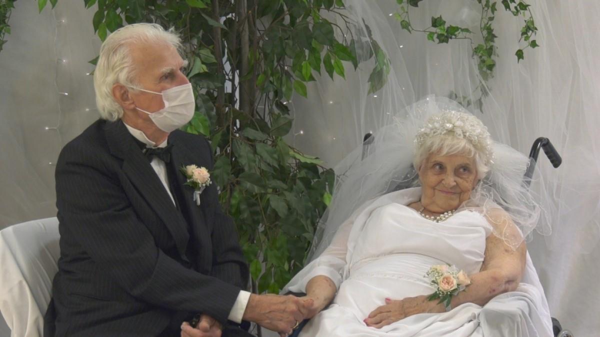 Ανανέωσαν τους όρκους τους μετά από 70 χρόνια γάμου και είναι ακόμα ερωτευμένοι