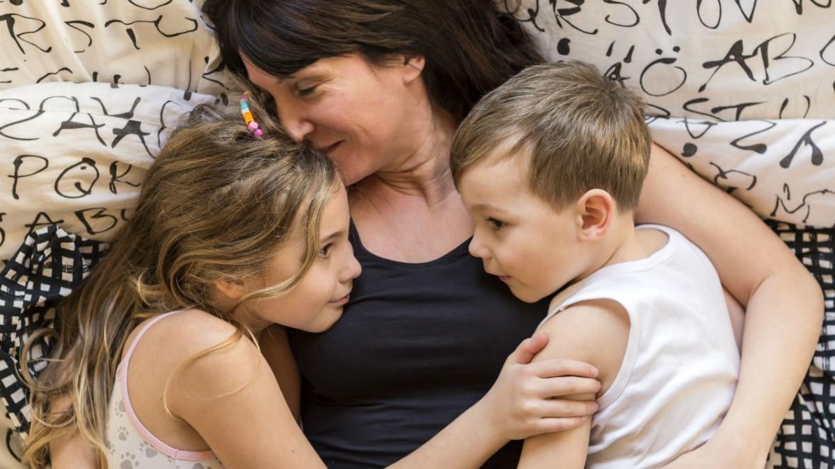 Παιδίατρος: η μητρική αγκαλιά κάνει τα παιδιά πιο γερά και πιο έξυπνα