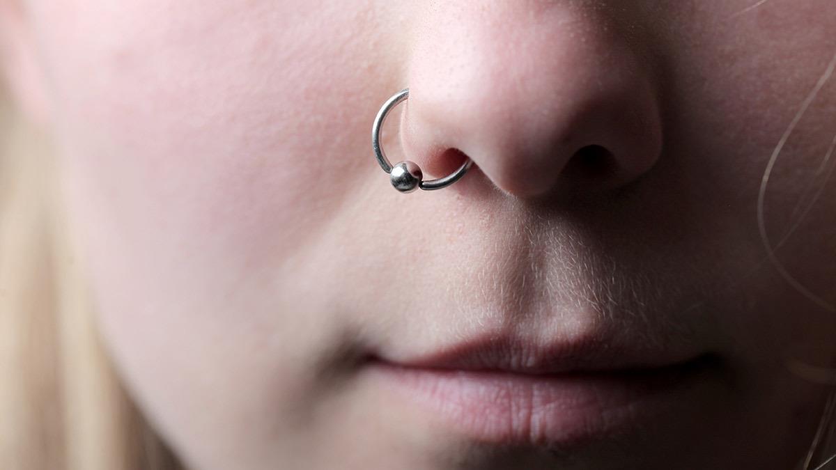 Γιατί άφησα την 13χρονη κόρη μου να βάλει σκουλαρίκι στη μύτη (αν και δεν ήθελα)
