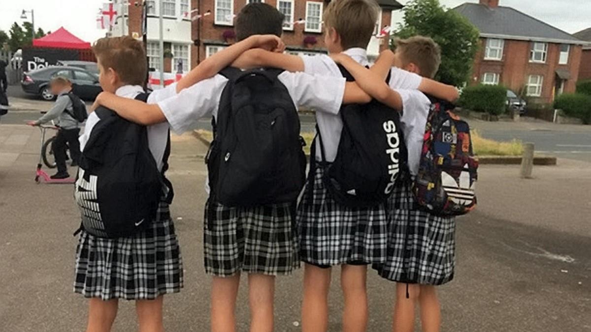 Δημοτικό παροτρύνει τα αγόρια να φορούν φούστα στο σχολείο 1 φορά την εβδομάδα