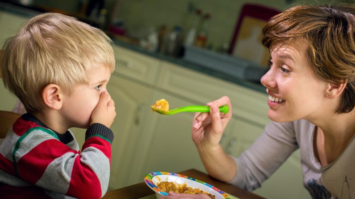 Παιδίατρος: ΜΗΝ ταΐζετε με το ζόρι το παιδί - πρέπει να μάθει να τρώει μόνο του