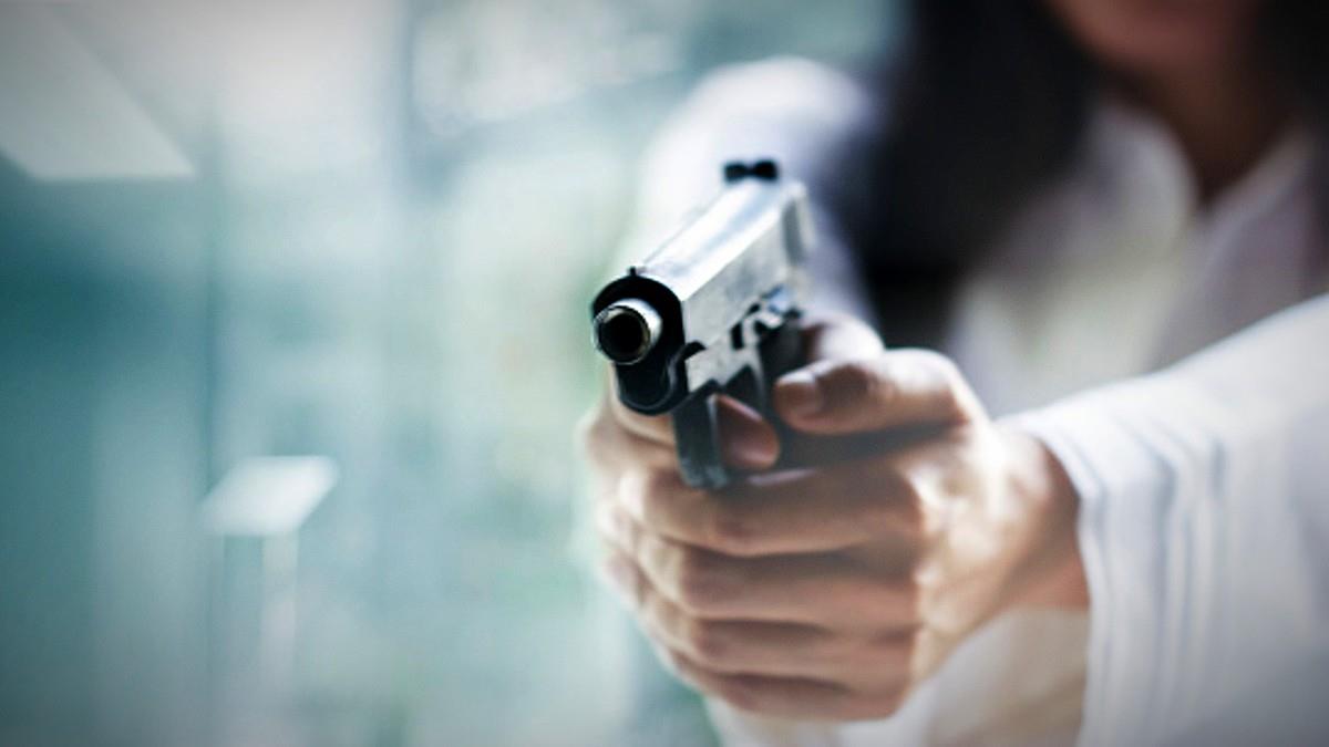 Γυναίκα πυροβόλησε τον πρώην σύντροφό της μπροστά στην 12χρονη κόρη τους