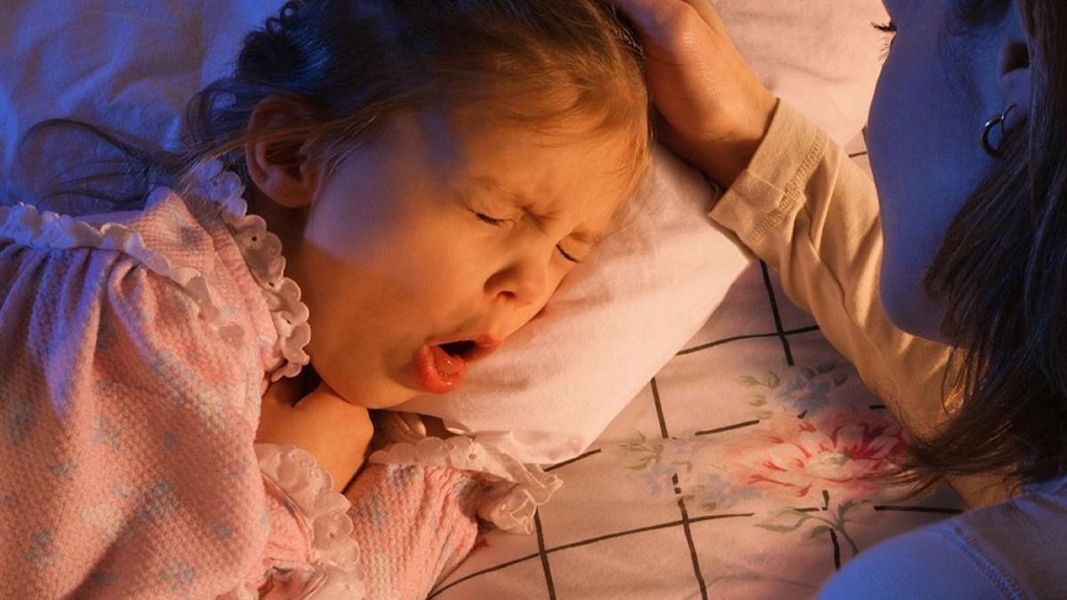 Παιδίατρος: πότε είναι επικίνδυνος ο βήχας του παιδιού