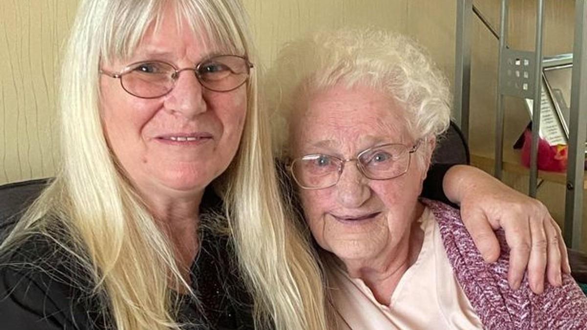 65χρονη αγκάλιασε ξανά τη μαμά της μετά από 60 χρόνια - πίστευε πως είναι νεκρή
