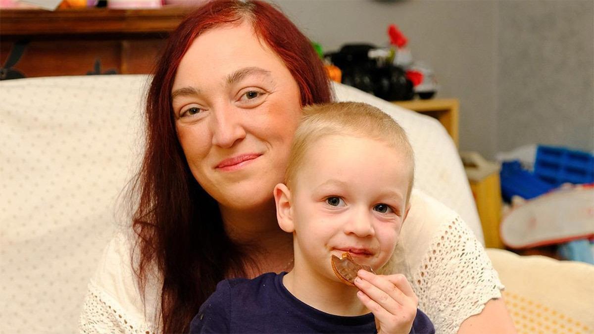 3χρονος έσωσε τη ζωή της μαμάς του που λιποθύμησε από χτύπημα στο κεφάλι