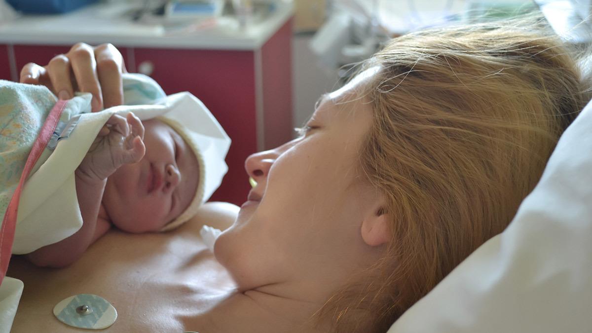 Μαμά και μωρό επιβίωσαν από σπάνια και θανατηφόρα επιπλοκή στη γέννα