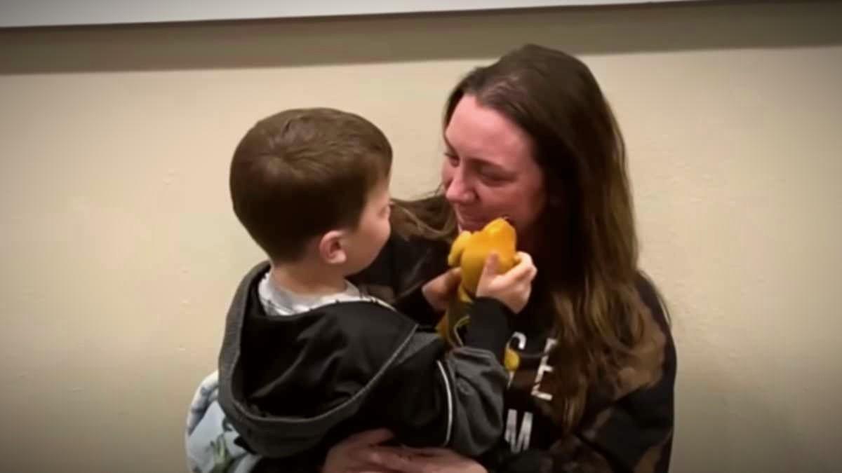 Βρέθηκε 3χρονος που αγνοούνταν για 11 μέρες – όρμησε στην αγκαλιά της μαμάς του
