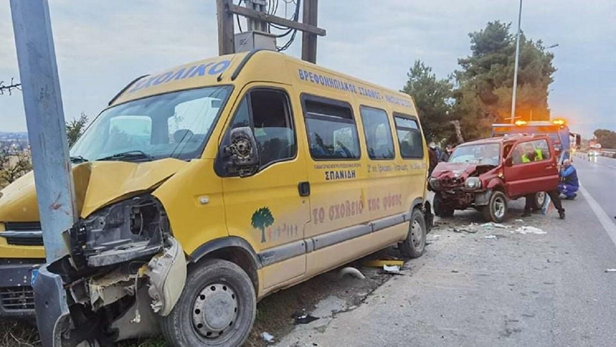 Τζιπ συγκρούστηκε με σχολικό λεωφορείο - στο νοσοκομείο 7 παιδιά