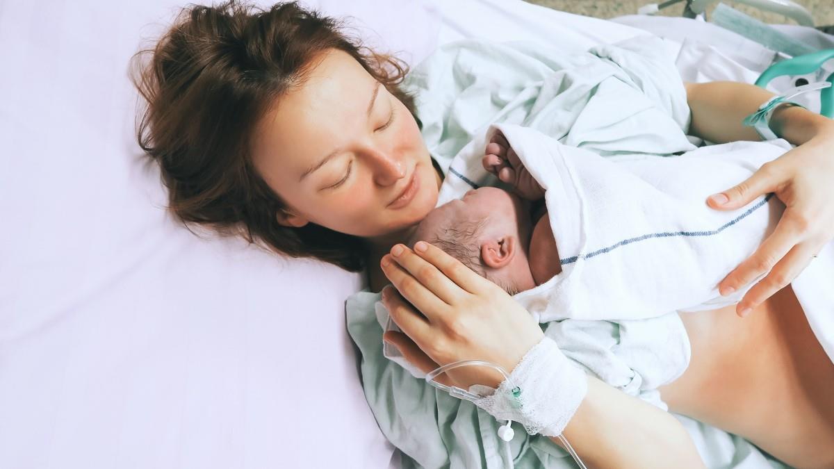 Νεαρή μαμά έμαθε ότι είναι έγκυος 50 λεπτά πριν γεννήσει
