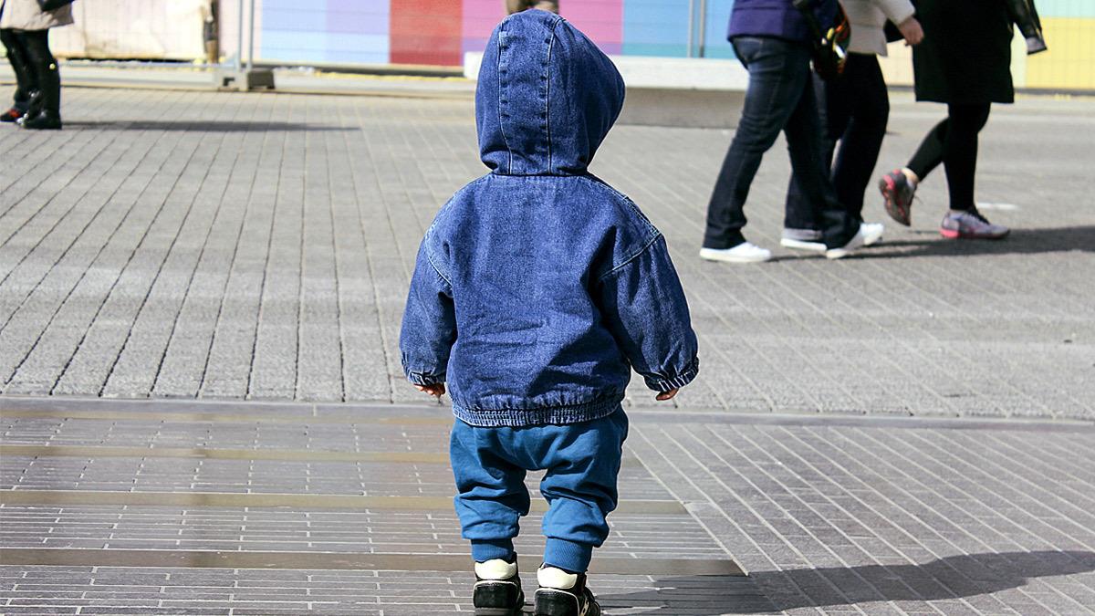 2χρονος το έσκασε από τον παιδικό σταθμό - περιπλανιόταν μόνος του στους δρόμους
