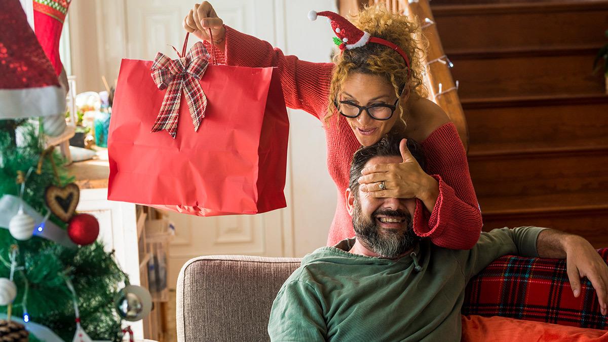 «Η σχέση μας έχει βαλτώσει»: 5 τρόποι για να την ανανεώσετε φέτος τα Χριστούγεννα
