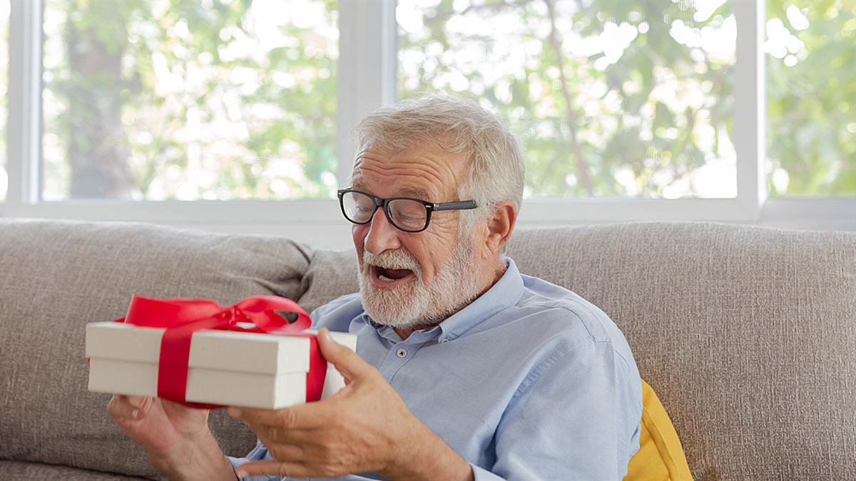 4 τέλεια χριστουγεννιάτικα δώρα για τον παππού (για να αποφύγετε τις κάλτσες)