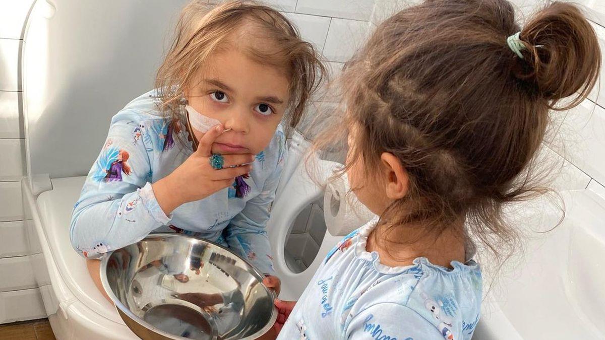 3χρονη βοηθά την 5χρονη αδελφή της που έχει καρκίνο - δεν την αφήνει λεπτό μόνη!