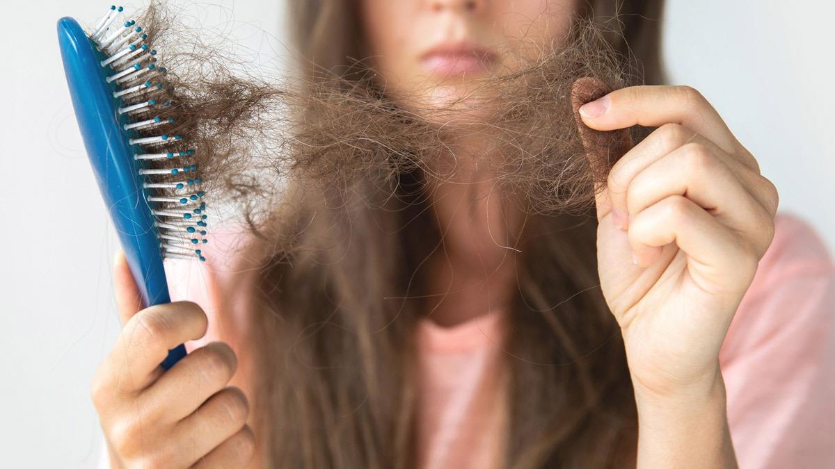 Το συχνό χτένισμα και 5 ακόμα καθημερινά λάθη που καταστρέφουν τα μαλλιά μας