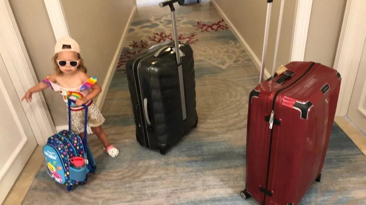 Η 2,5 ετών Αλκυόνη γυρίζει τον κόσμο με τους γονείς της - έχει πάει σε 12 χώρες
