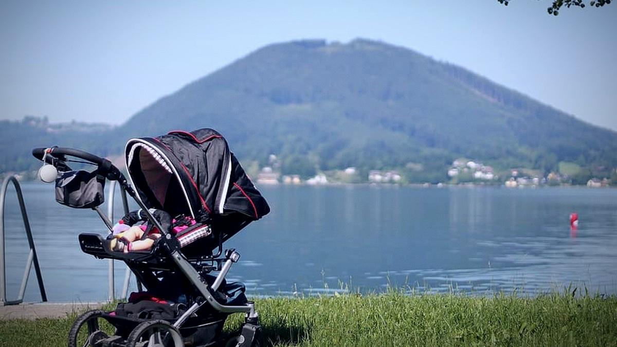 Μωρό έπεσε μέσα σε λίμνη με το καροτσάκι – σώθηκε χάρη στις φωνές μιας μαμάς