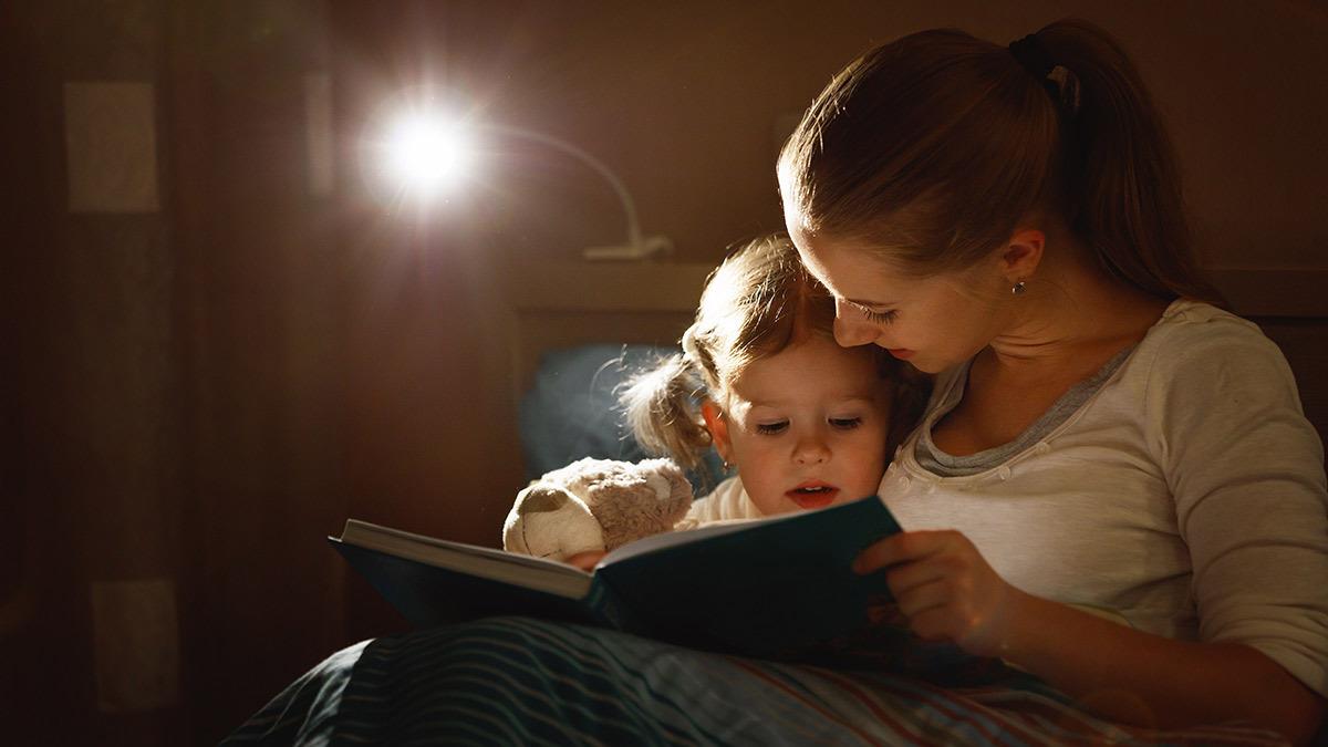 Γιατί πρέπει να διαβάζουμε παραμύθια στα παιδιά πριν τον ύπνο